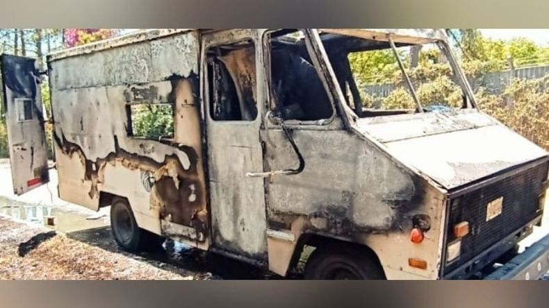 El camión se prendió fuego cuando circulaba por la calle Chubut, a la altura del Kilómetro 50. Foto @juancaimpacto.