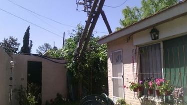 Advierten por poste que está a punto de caerse