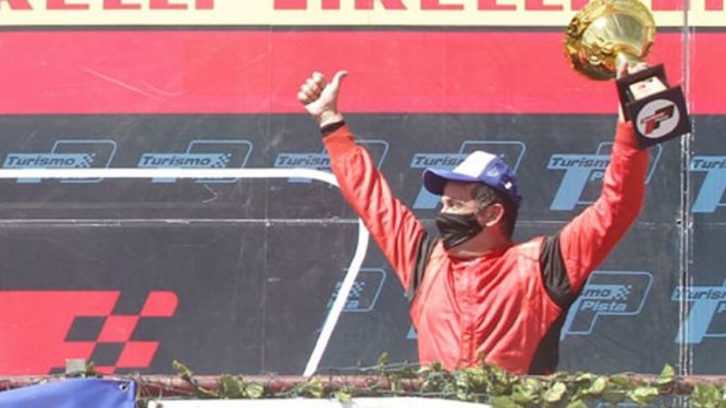 Vázquez con la copa en el podio..
