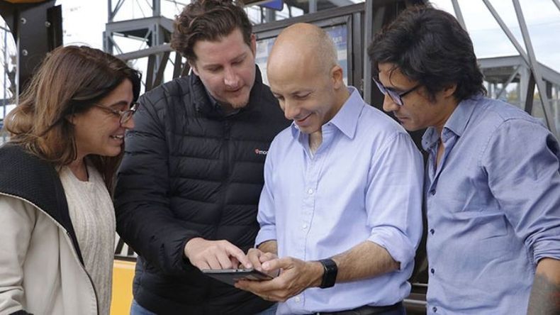 SERVICIO. Ducoté chequea la aplicación con funcionarios y directivos de Moovit..