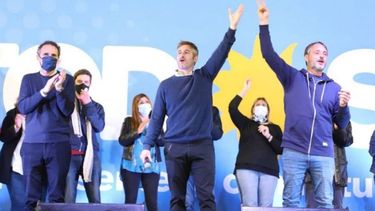 SALUDO. Achával y Laurent encabezaron el acto junto a todos los candidatos del Frente..