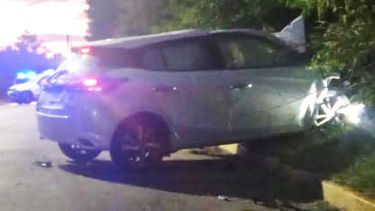 LUGAR DEL HECHO. El auto quedó sobre la vereda tras el impacto que resultó fatal para el motociclista.