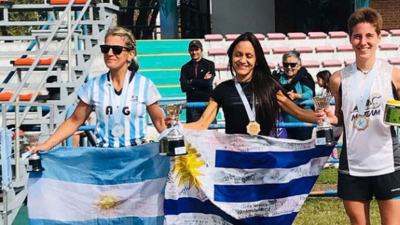 Allende, con la bandera argentina, fue 2ª en la categoría 40-49 de los 50K..