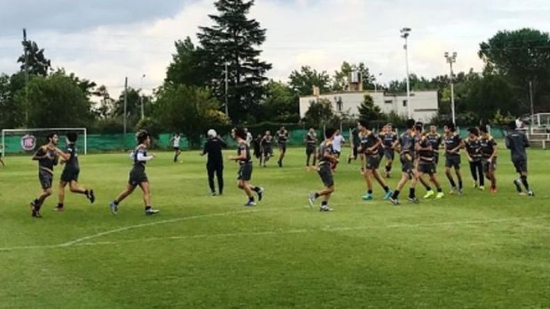 PREPARACIÓN. Los juveniles de D10FC entrenan esperando el debut..
