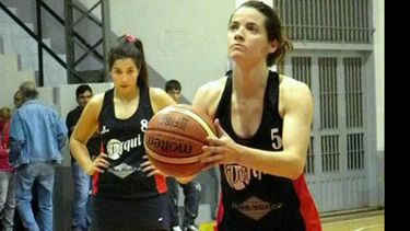 Daniela Kohan a punto de lanzar desde la línea. Terminó con 4 puntos..