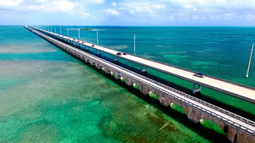 Una autopista flotante de 180 kilómetros permite cruzar el océano abierto en auto