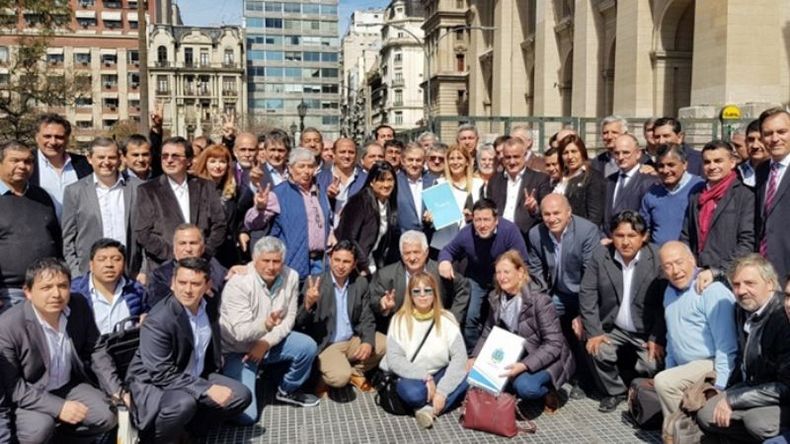 RECLAMO. Más de un centenar de intendentes, ayer, frente a la Rosada..