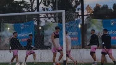 ENTRENAMIENTO. Los jugadores hacen pasada detrás del arco de Fitz Roy.