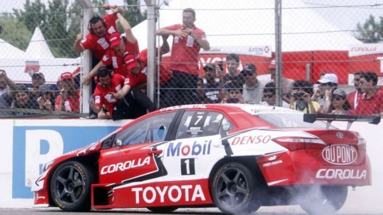 El Misil festeja el 5º podio del año junto al equipo Toyota..