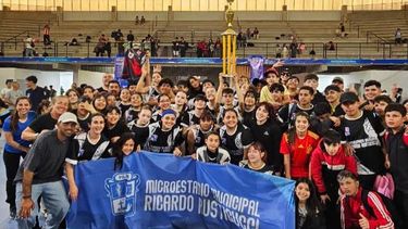 La delegación del Club Rusticucci con el trofeo Interpolis.