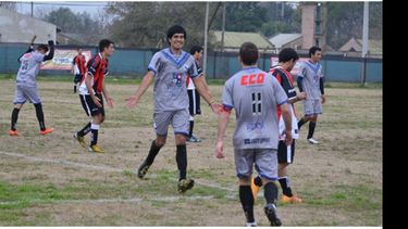 SALUDO. Anchával le dedica su gol a Alberto Videle, por la asistencia..