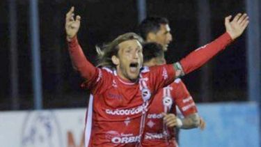 FIRMA MACHÍN. “Estoy esperando mi chance para aportar mi granito de arena.”.