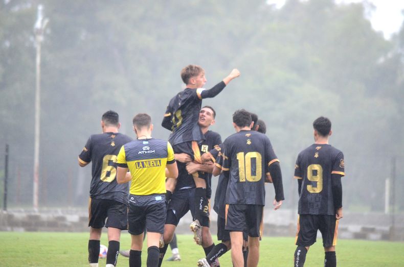 Atlético Pilar abrió el marcador con una gran definición de Federico Cattaneo.
