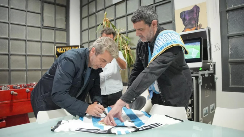 Ricardo Darín, autografiando una camiseta de la selección. (Télam)..webp