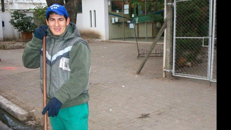 El Torito trabaja como barrandero en Presidente Derqui..