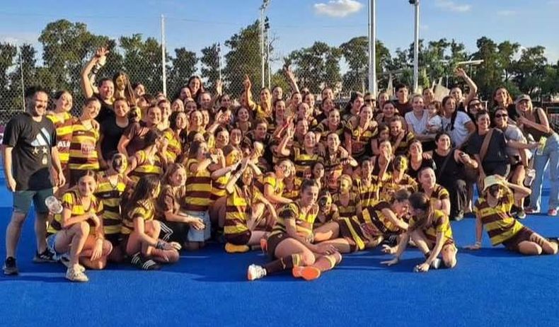 REGRESO A PRIMERA. Todo Belgrano Athletic celebra en Olivos el ascenso.