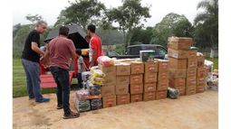 AYUDA. Los músicos solidarios llevaron las donaciones del público a Misiones..