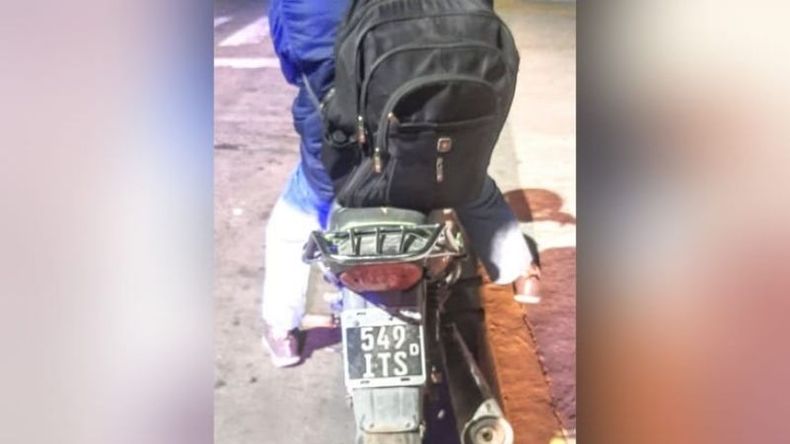 El detenido se desplazaba a bordo de una moto robada. .