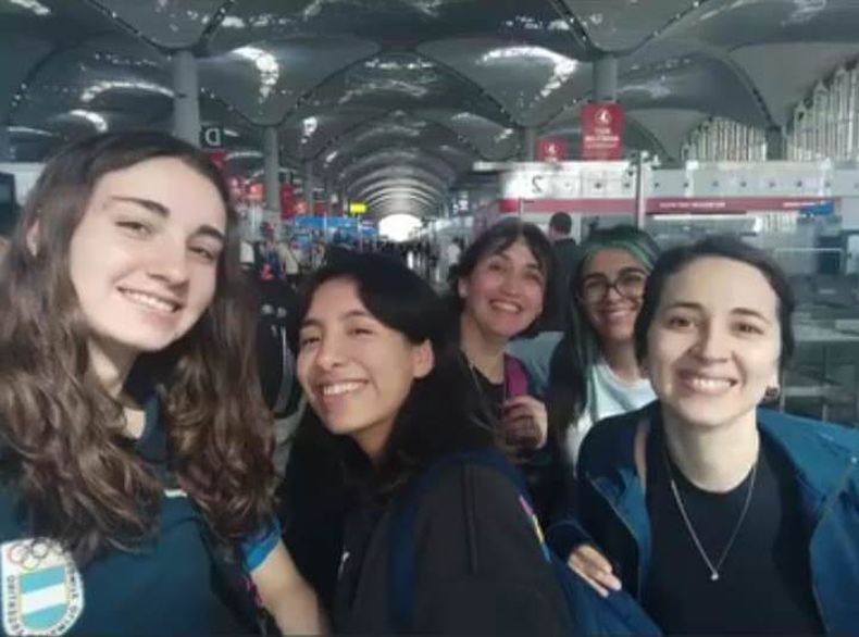 PREVIA. Candela (izq.) y parte del equipo femenino nacional antes de llegar a Hungría.