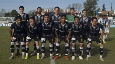 EQUIPO. El once de Real Pilar que jugó el domingo ante Atlas. (Foto Beto Bocchia).