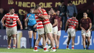 ABRAZO ETERNO. Los jugadores de Alumni consiguieron un triunfo sobre la hora que los clasificó a la final.