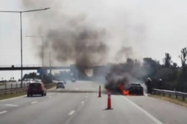 El incendio en el vehículo se inició por una falla eléctrica.