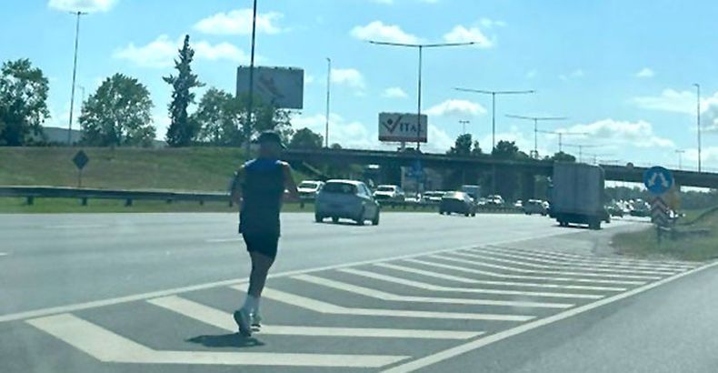 Así no: un hombre fue fotografiado mientras entrenaba en plena autopista Panamericana, a la altura del kilómetro 49 del ramal Pilar.