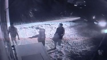 A PUNTA DE PISTOLA. Momento en que los delincuentes abordan a la víctima, mientras compraba hielo.&nbsp;