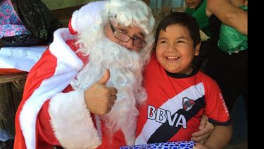 CARITA FELIZ. Papá Noel llevó regalos para los chicos..