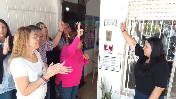 DEDOS EN V. Docentes de Suteba encabezaron el acto de homenaje en la casa de la calle Bolívar. &nbsp;