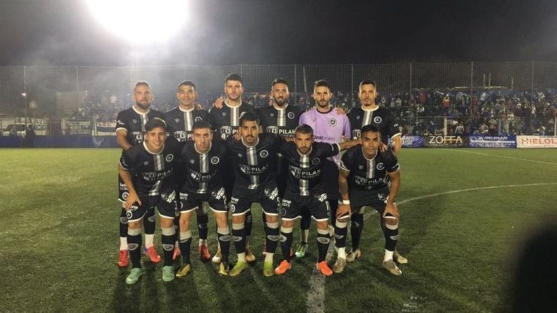 CAÍDA EN LIBERTAD. El equipo titular que esta noche enfrentó a Midland. Foto: Prensa Real Pilar. .