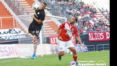 ACHIQUE. Rinaldi busca tapar el despeje de Facundo Sánchez..