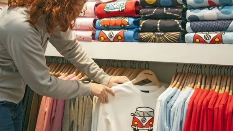 PERCHAS. La venta de prendas de vestir estuvo entre los rubros que más cayeron..