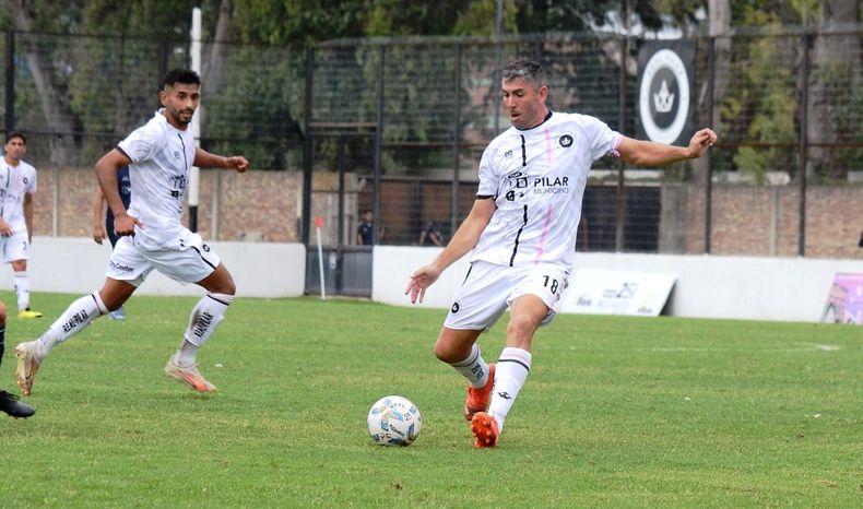 ATAQUE. Alejandro Noriega va por la pelota; el delantero suma 5 tantos en Real Pilar.