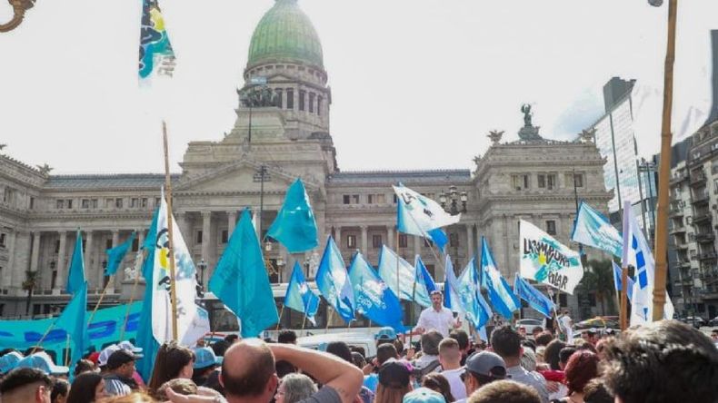 AGUANTE. Militantes de Pilar, el 1 de diciembre en el Congreso, cuando se debatió la universidad..