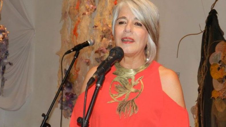 ARTE DESDE LO NATURAL.. En el Centro Cultural Federal, en la noche del viernes se inauguró la muestra “El Jardín de los Deseos”, de la artista plástica Susana Cabrera. La exposición incluye tintas con flores deshidratadas trabajadas en collage, instalaciones, fotografías y piezas de joyería escultórica. “Esta muestra es cerrar un círculo para mí –expresó la artista-, que comienza con el trabajo y concluye cuando puedo exponer ante el público. Recibir esta energía me anima a seguir adelante con mucho más”..