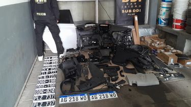 Parte de los elementos secuestrados durante los allanamientos en uno de los domicilios utilizados por la banda de piratas del asfalto.&nbsp;