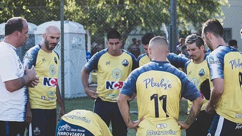 TÁCTICA. Oscar González habla con sus dirigidos..