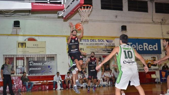 VUELO. Romani cerró su noche con 17 puntos..
