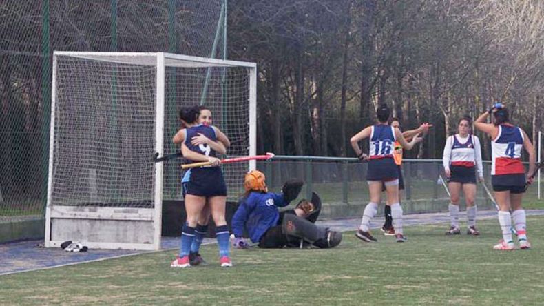 (Florencia Apfelbaum). EFECTIVAS. Las chicas de Hebraica sumaron su 5ª victoria consecutiva en la División D2. .