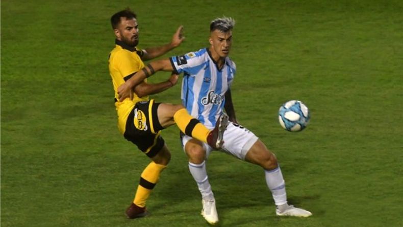 CUBRE LA PELOTA. “Cuando uno convierte y el equipo gana, es una gran satisfacción”, sentenció Lotti..