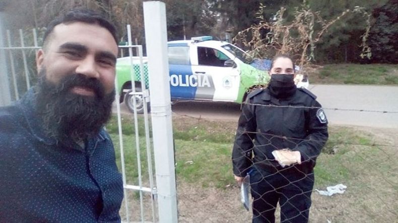 QUE LOS CUMPLAS. Sergio, los policías y la torta, en la foto que explotó..