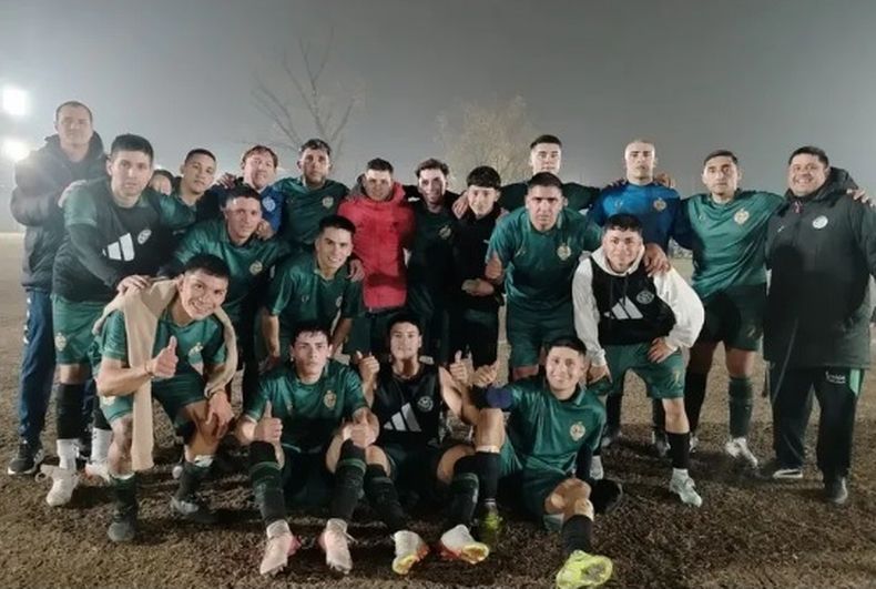 FELICIDAD. El plantel de Ferroviaria sonríe tras la gran victoria lograda en casa.