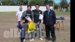 Marcelo Delport (izq.), de Los Piratas, con el premio por la valla menos vencida..