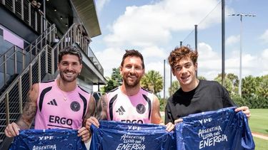 CAMISETAS. Rodrigo de Paul, Lionel Messi y Franco Colapinto, encuentro en Miami.&nbsp;