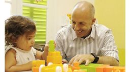 ENCASTRE. Ducoté juega con una nena en el nuevo PI. .