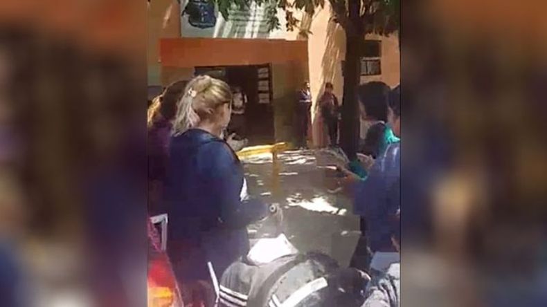CARO. Protesta de padres frente al colegio Santa Rosa de Lima de Villa Rosa..