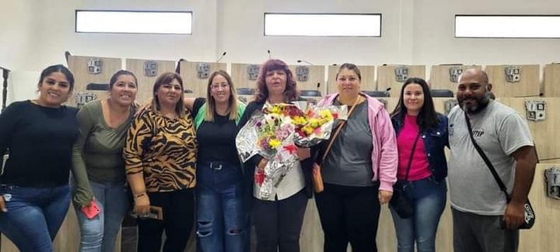 FLORES. La dirigente de la CCC Liliana Ruiz (centro) juró como concejal.