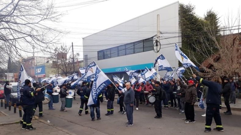PROTESTA. Frente a Edenor en Pilar Luz y Fuerza reclamó reincorporaciones..