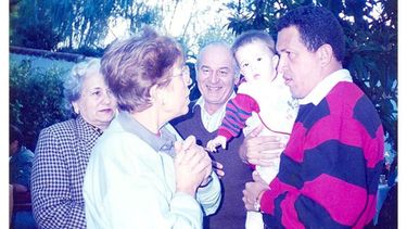 En 1994, años antes de llegar al poder en Venezuela, Hugo Chávez estuvo en Pilar. En la foto se lo ve junto al recordado vecino, concejal y funcionario, José Sánchez. .